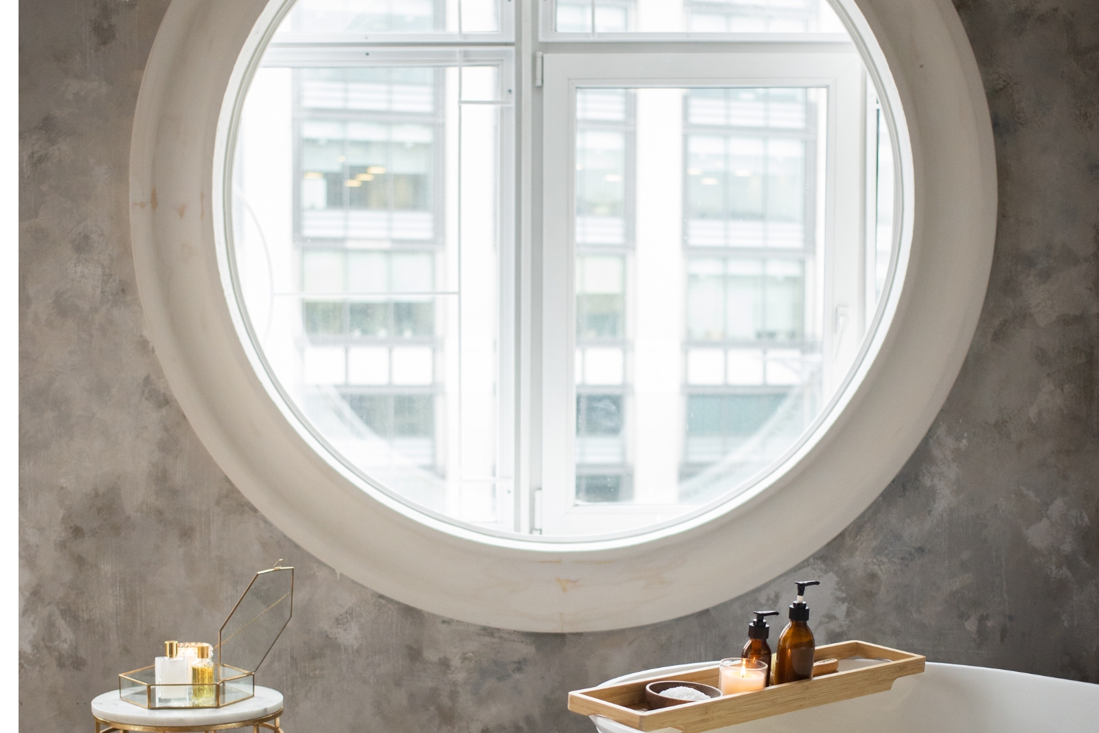 Fachada de casa con ventanas PVC modernas